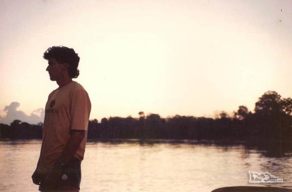 O sol nasce no rio Amazonas, durante nossa navegação entre Iquitos, no Peru, e Tabatinga, no Brasil (foto de Julho de 1990)